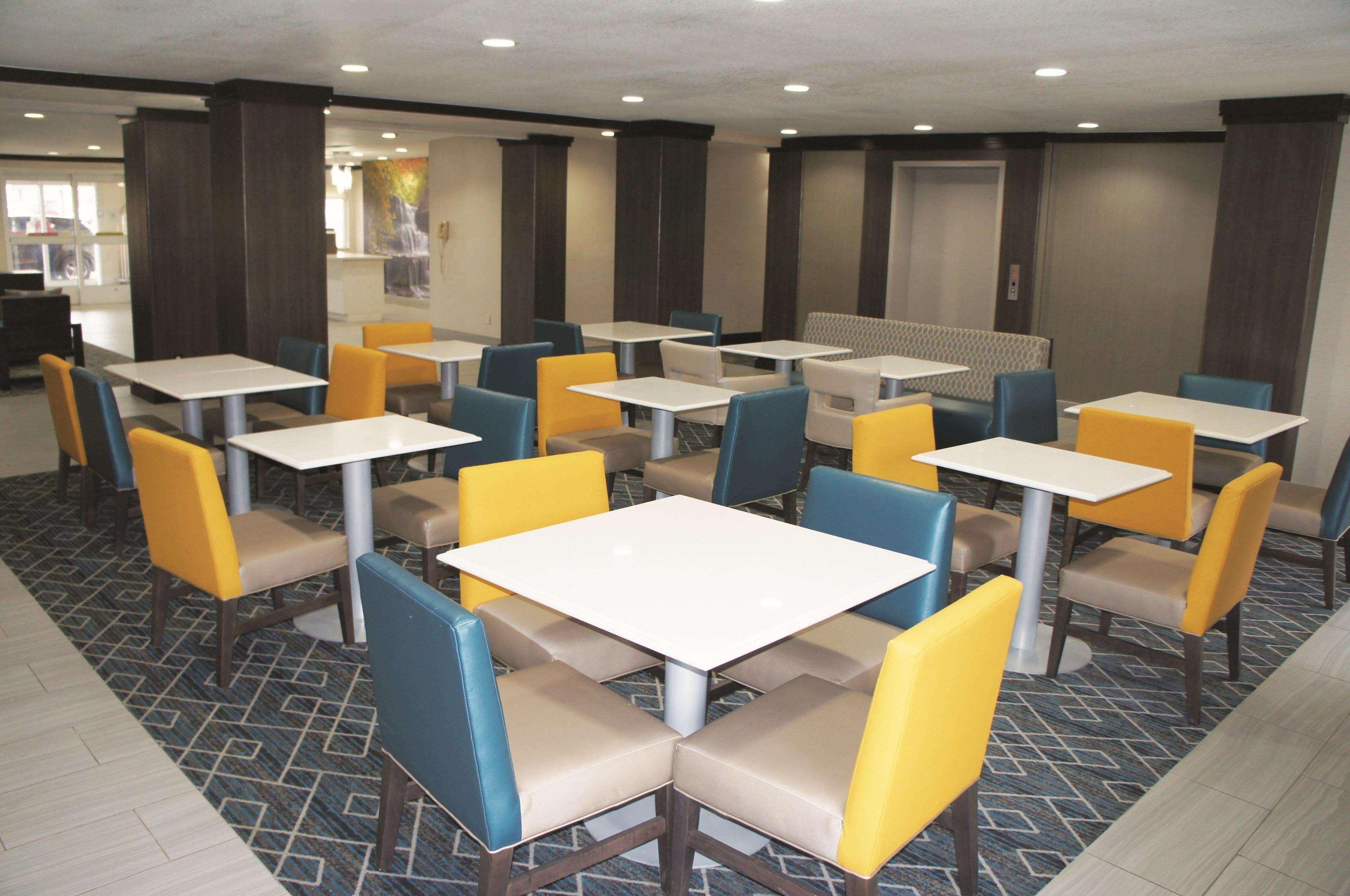 La Quinta Inn & Suites By Wyndham Peru Starved Rock St Park Esterno foto